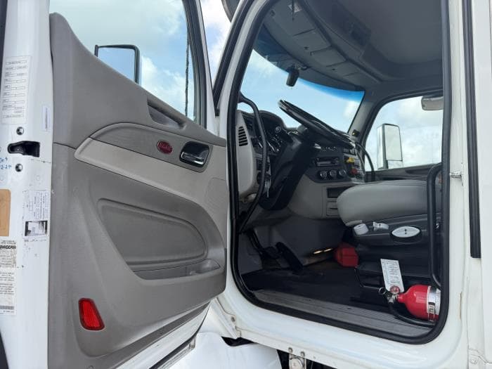 2021 Peterbilt 579 — photo 25