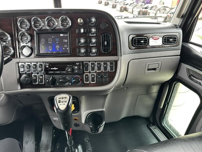 2021 Peterbilt 389 — photo 9