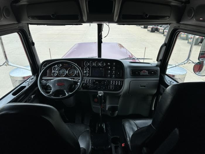 2021 Peterbilt 389 — photo 13