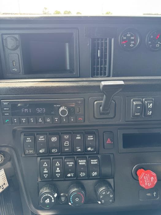 2021 International LT — photo 14