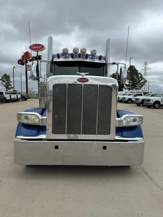 2023 Peterbilt 389 — photo 4