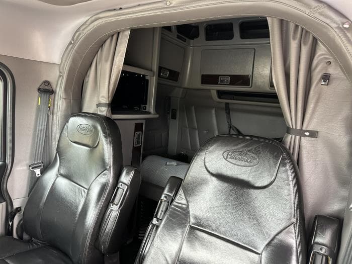 2023 Peterbilt 389 — photo 9