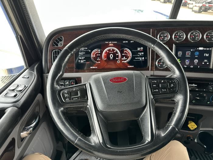 2023 Peterbilt 389 — photo 7