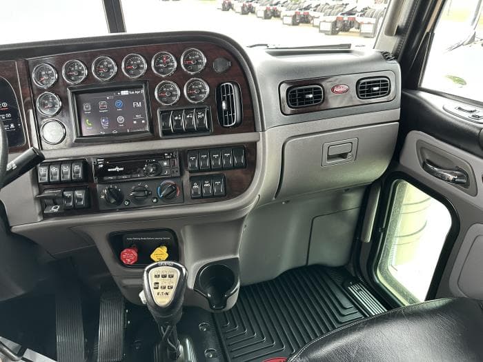 2023 Peterbilt 389 — photo 8