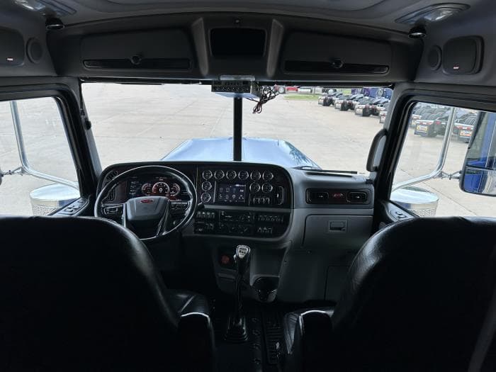 2023 Peterbilt 389 — photo 11