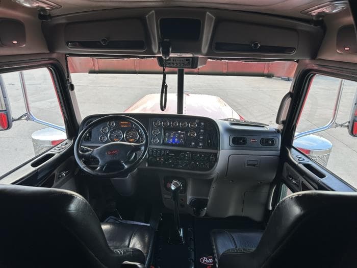 2022 Peterbilt 389 — photo 9