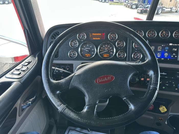2022 Peterbilt 389 — photo 7