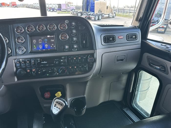 2022 Peterbilt 389 — photo 8