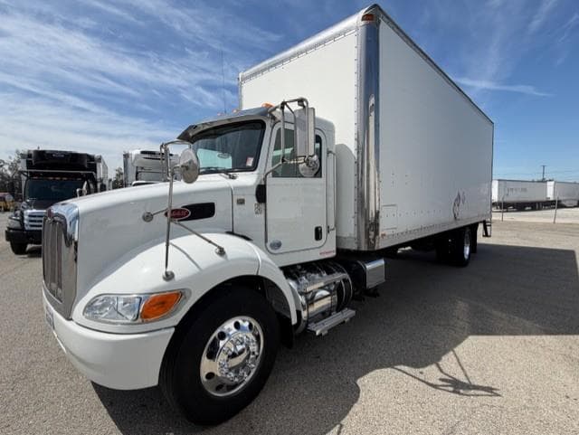 2020 Peterbilt 337 — photo 2
