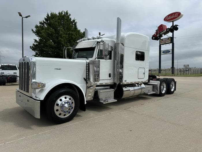 2023 Peterbilt 389 — photo 2