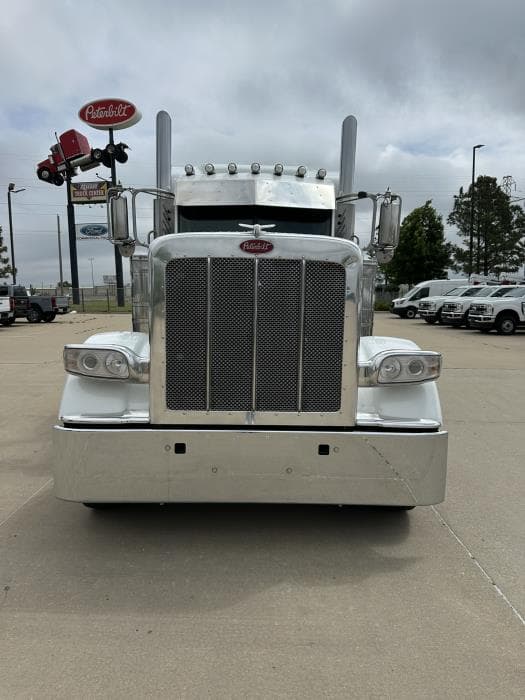 2023 Peterbilt 389 — photo 4