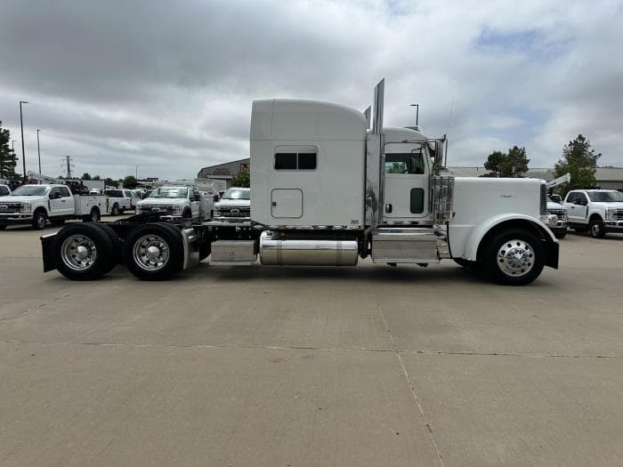 2023 Peterbilt 389 — photo 6