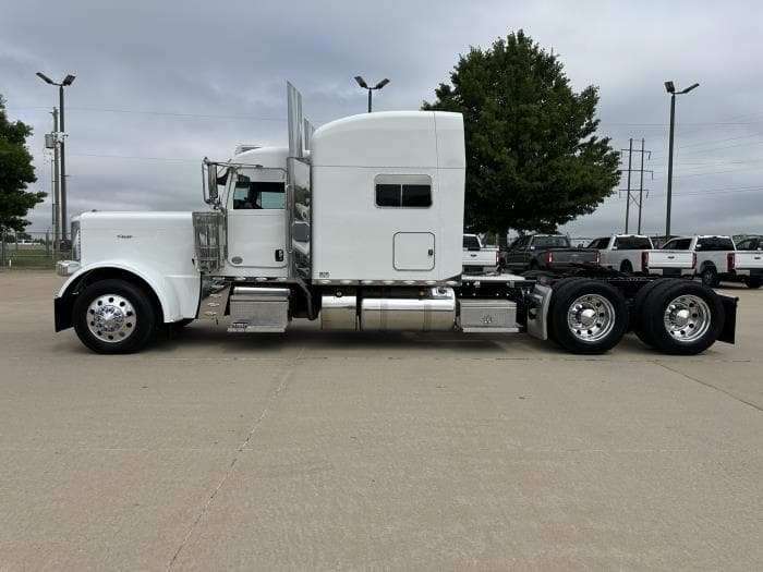 2023 Peterbilt 389 — photo 7