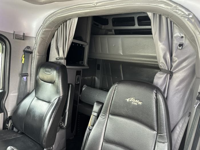 2023 Peterbilt 389 — photo 12