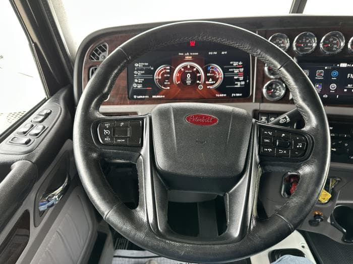 2023 Peterbilt 389 — photo 9