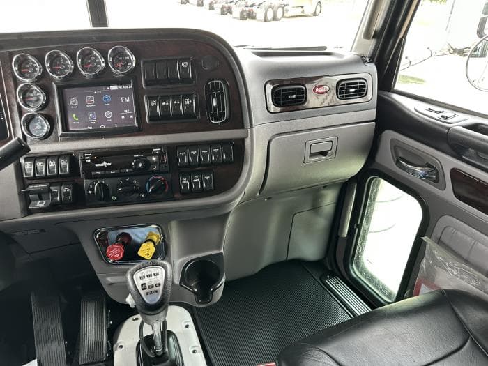 2023 Peterbilt 389 — photo 10