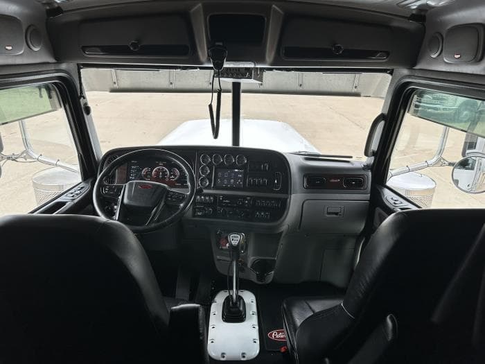 2023 Peterbilt 389 — photo 11