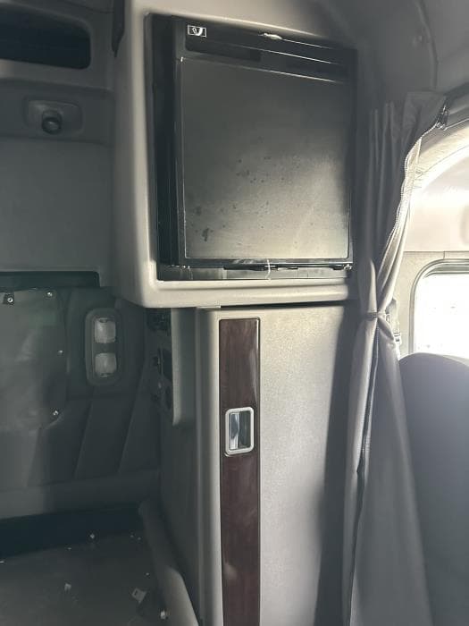 2023 Peterbilt 389 — photo 14