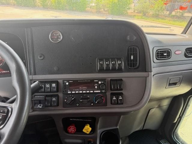 2022 Peterbilt 389 — photo 30