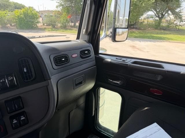 2022 Peterbilt 389 — photo 31