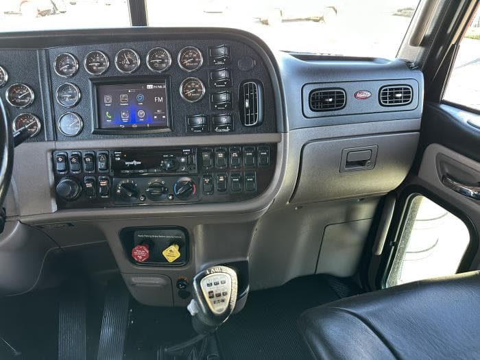 2022 Peterbilt 389 — photo 8