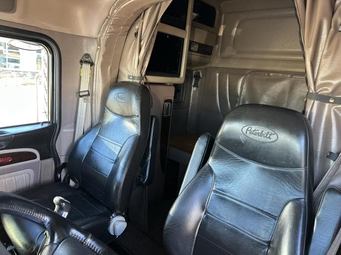 2022 Peterbilt 389 — photo 9
