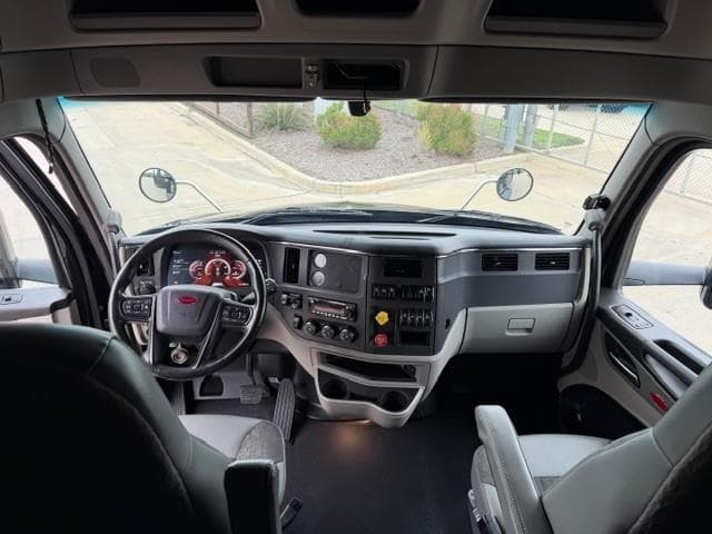 2022 Peterbilt 579 — photo 39