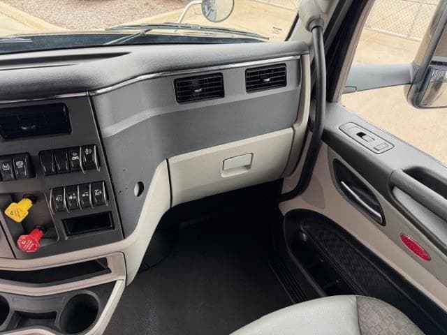 2022 Peterbilt 579 — photo 40