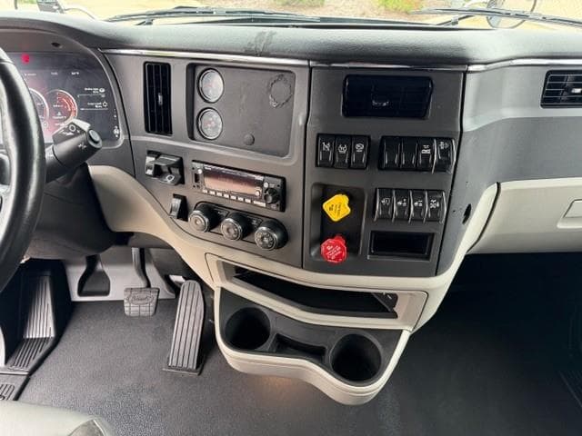 2022 Peterbilt 579 — photo 41