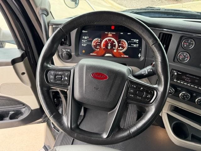 2022 Peterbilt 579 — photo 42