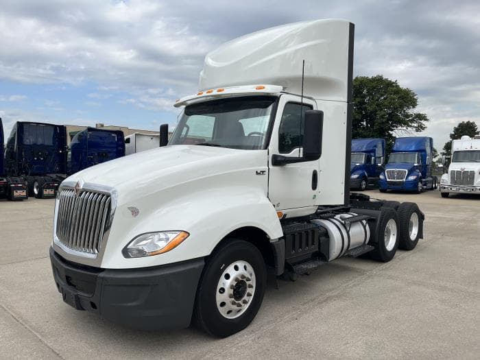 2022 International LT — photo 2