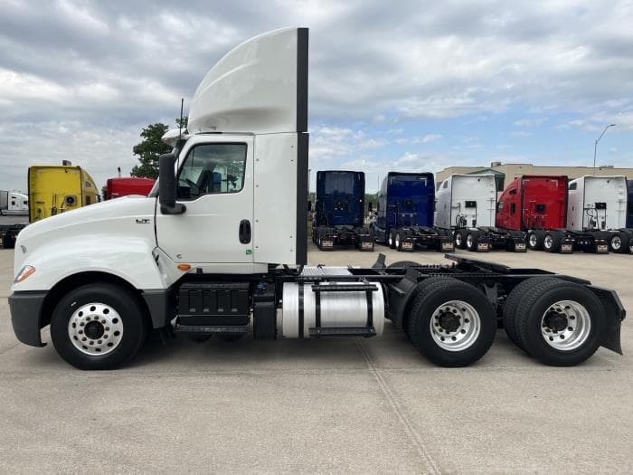 2022 International LT — photo 3