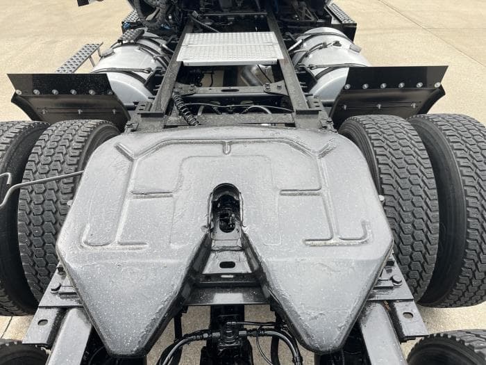 2022 International LT — photo 6