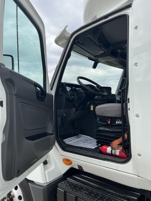 2022 International LT — photo 11