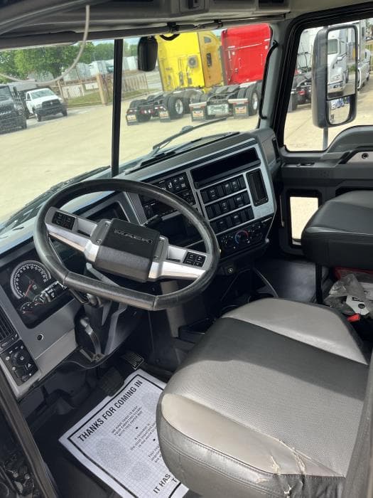 2022 Mack Anthem — photo 12
