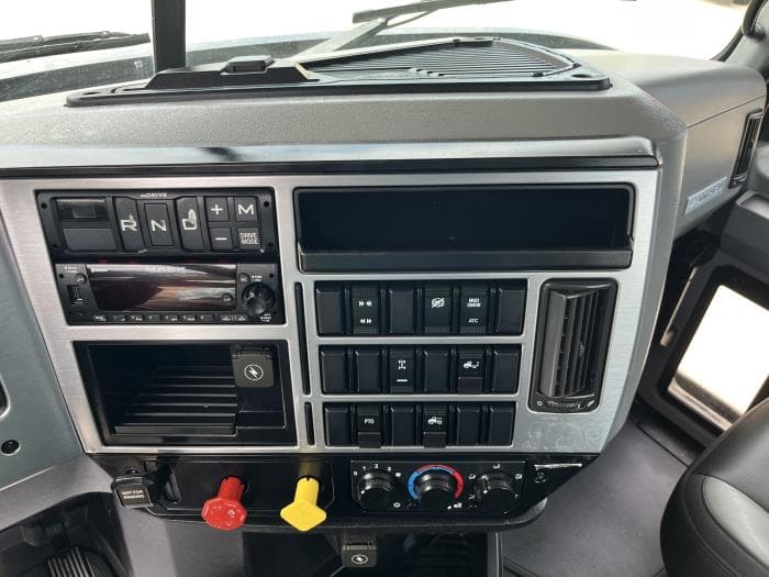 2022 Mack Anthem — photo 13