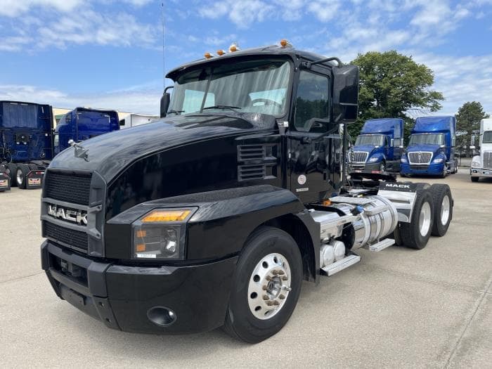 2022 Mack Anthem — photo 2