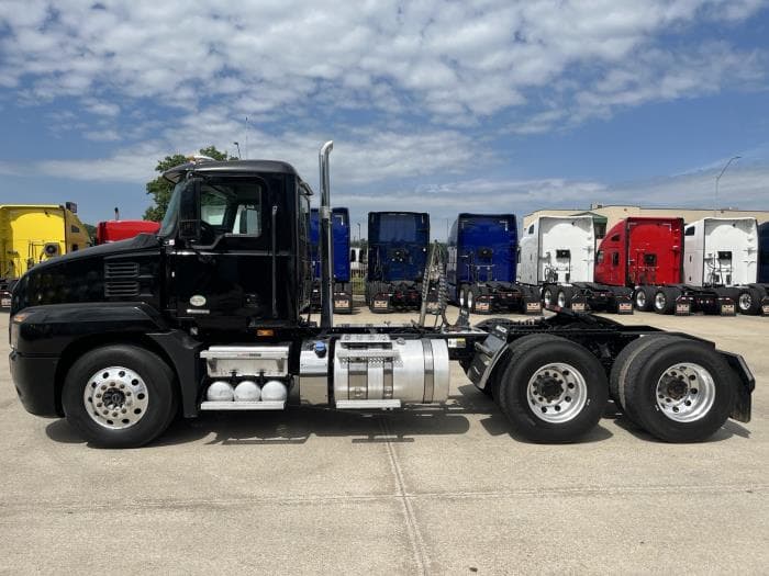 2022 Mack Anthem — photo 3