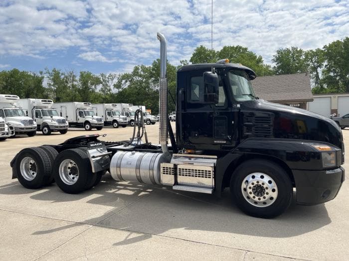 2022 Mack Anthem — photo 7