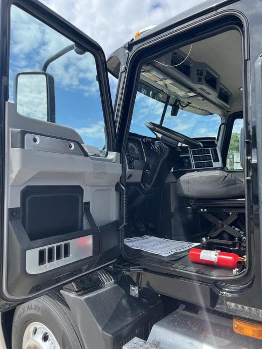2022 Mack Anthem — photo 11