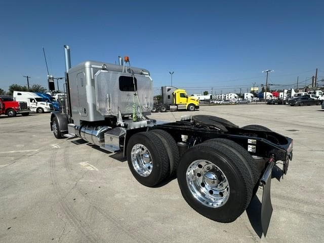 2020 Peterbilt 389 — photo 2