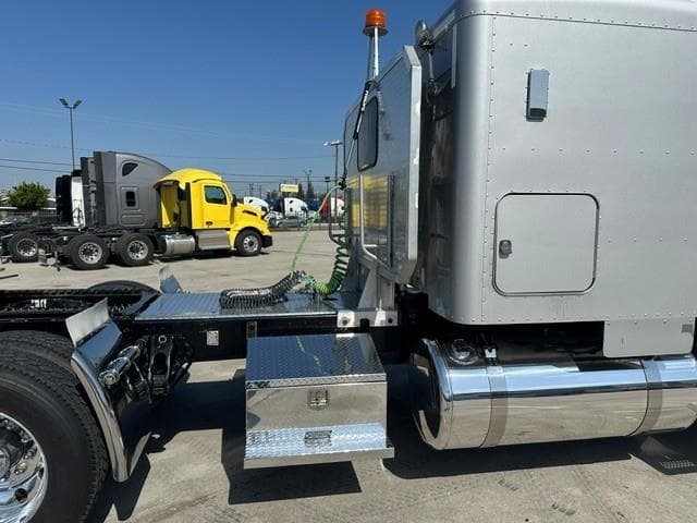 2020 Peterbilt 389 — photo 17