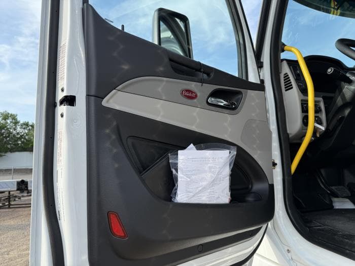 2027 Peterbilt 567 — photo 28