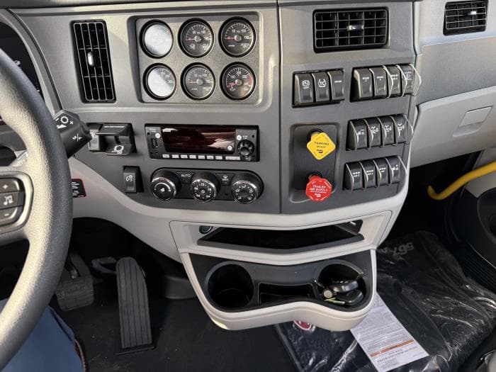2027 Peterbilt 567 — photo 33