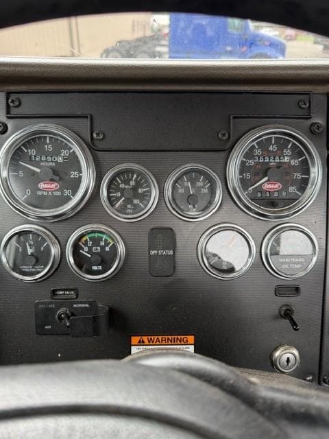 2010 Peterbilt — photo 9