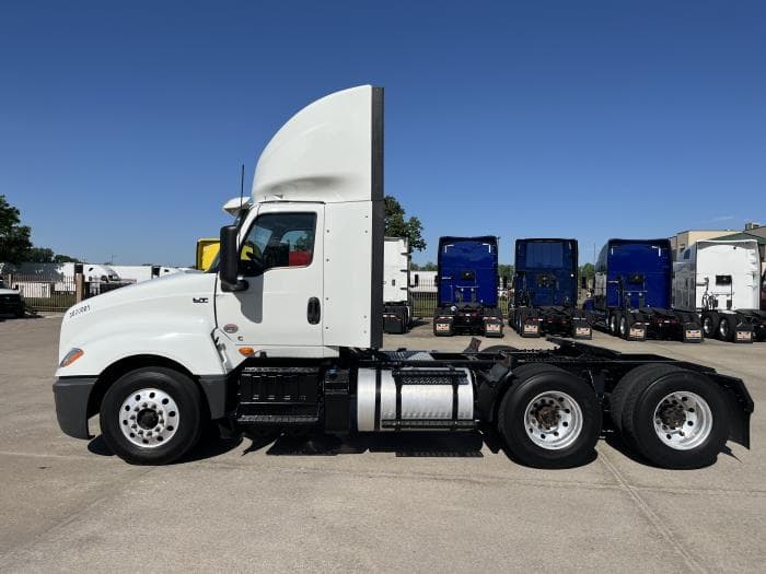 2022 International LT — photo 3