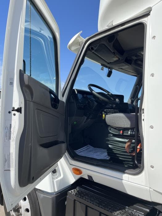 2022 International LT — photo 11