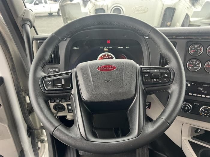 2023 Peterbilt 567 — photo 21