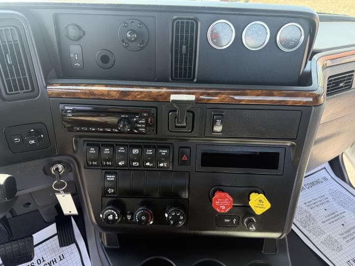 2021 International LT — photo 12