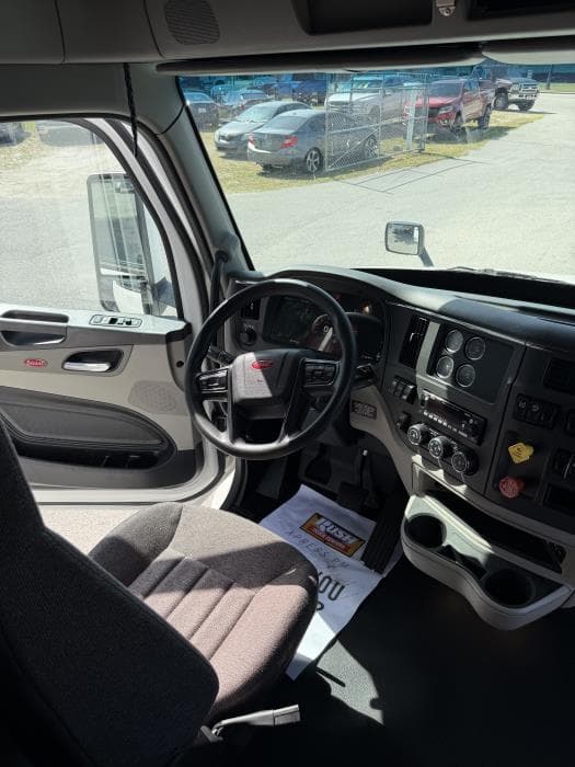 2022 Peterbilt 579 — photo 11